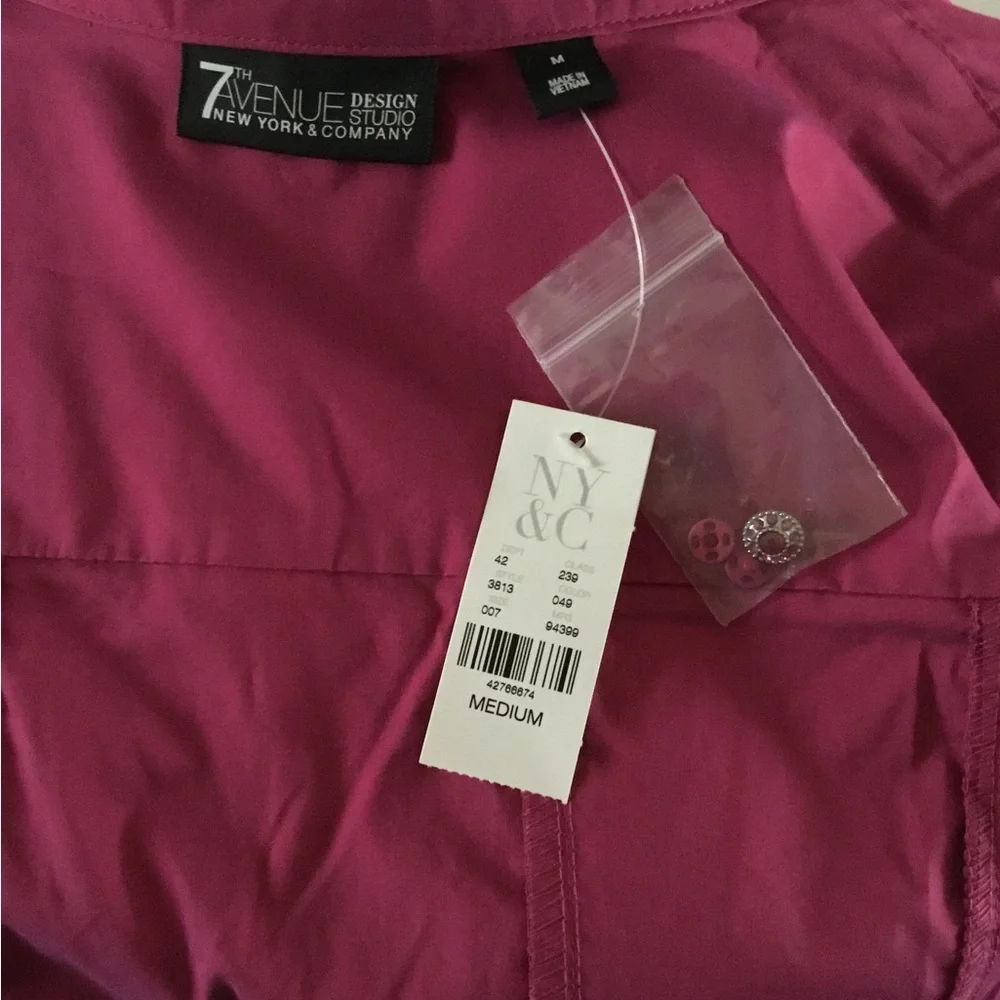 HP-7TH AVENUE- NEW YORK& CO.FITTED BUTTON DOWN TOP WITH DECORATIVE STONE BUTTONS - Picture 6 of 8